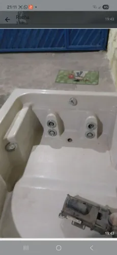 Vende-se uma banheira hidromassagem linda.
