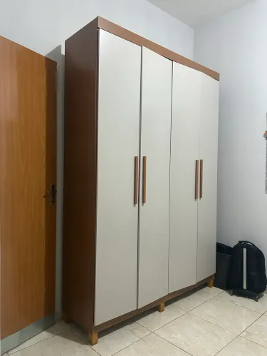 Guarda Roupa Cinza e amadeirado 