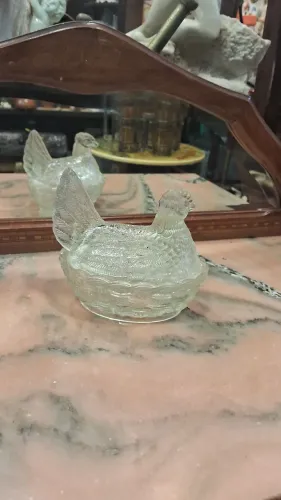 Antiga Galinha Mantegueira em vidro transparente medidas 12cm