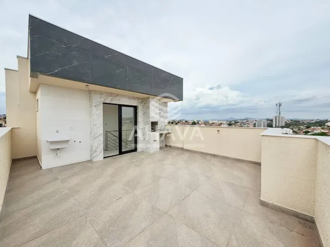 Cobertura com 2 Quartos, 2 Banheiros, 1 Vaga, 85m², Bairro Santa Mônica, próximo à Rua Éri