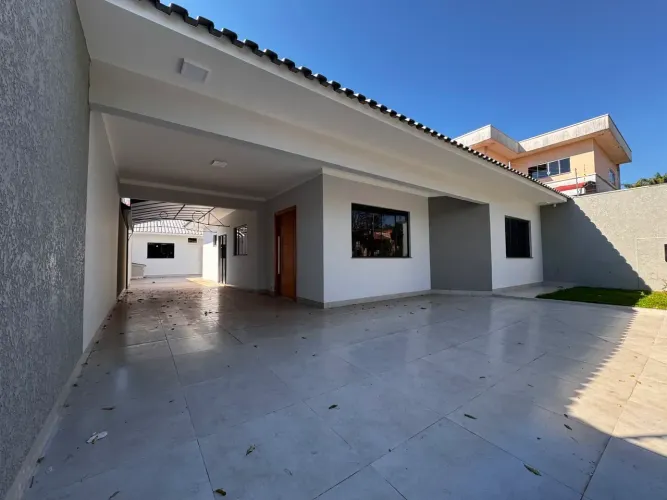 Casa Moderna à Venda | 3 Quartos (1 Suíte), Edícula com Churrasqueira e 300m² de Terreno