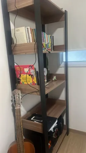 Vendo estante em MDF em ótimo estado de conservação