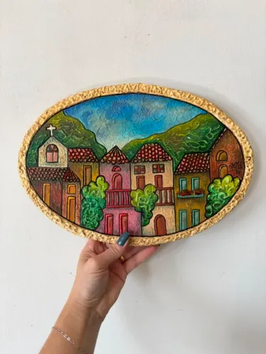 Antigo e lindo quadrinho oval, em resina, representando vilarejo - 33,5cm Largura 