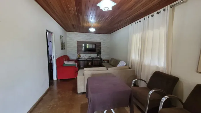 Imóvel Rural com casa de 04 quartos (sendo 01 suíte com banheira de hidromassagem)