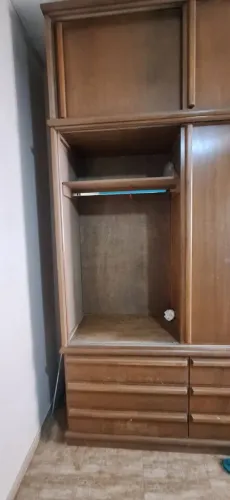 Vendo guarda roupa de madeira, excelente, imbuia com 9 gavetões externos