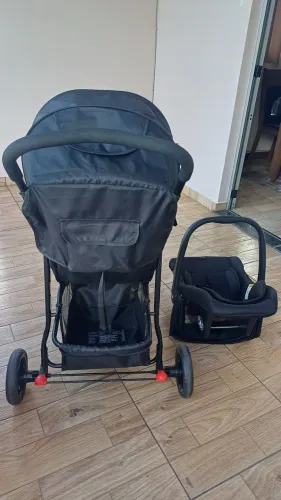 Carrinho de bebê e bebê conforto