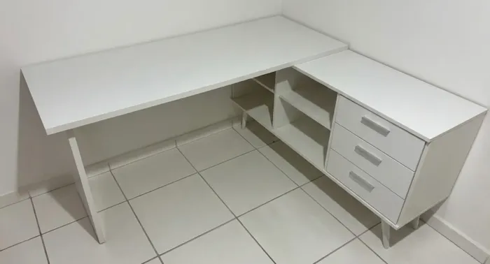 Escrivaninha de canto com gavetas