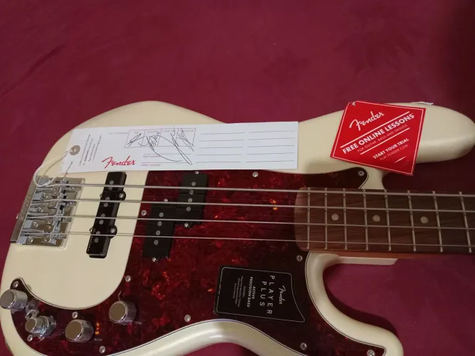 Vendo esse fender precision player plus muito som 