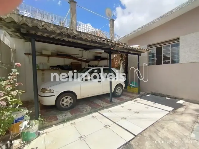 Casa de lote inteiro com 2 barracões em ótimo ponto no Renascença.