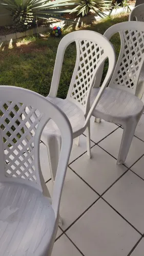 Vendo 5 cadeiras de plástico