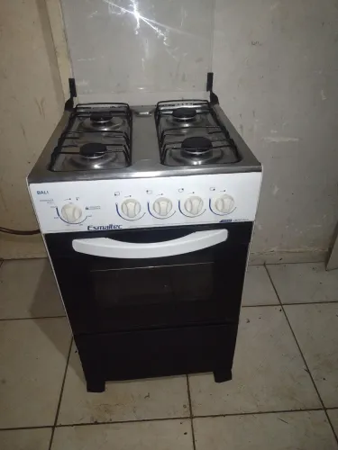 Fogão esmaltec 4 bocas tampo inox praticamente novo pra hj temos entrega não e elétrico 