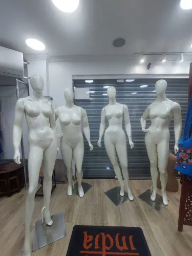 Kit com 4 Manequins em perfeito estado.
