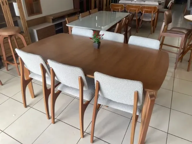 Mesa de jantar 1.80 mt em madeira com 6 cadeiras estofadas