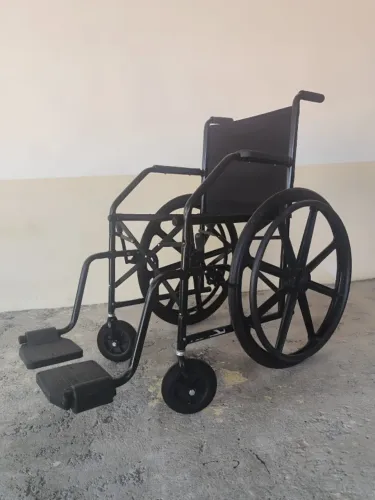 Cadeira de Rodas e Cadeira de Banho.