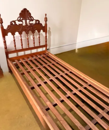 Cama solteiro com apoio de cabeceira