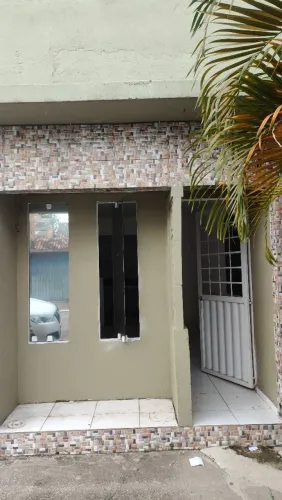Casa 2 quarto sala cozinha e banheiro Condômino Fechado