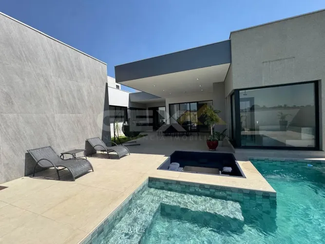 Casa à Venda no Condomínio Vistadoro Aquaville, 4 quartos, 2 suítes e 4 vagas.