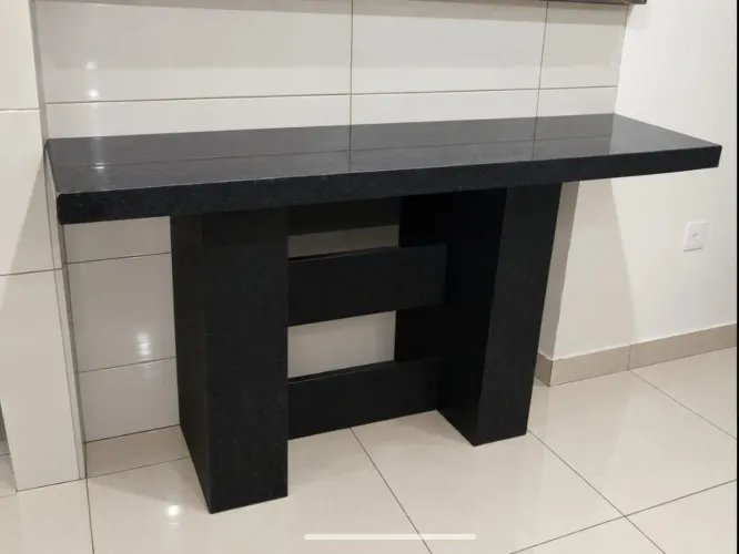 Mesa com quatro cadeiras usadas