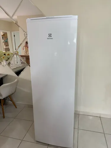 Freezer Vertical Electrolux Inverter 234L - 220V
