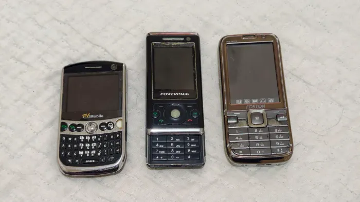 te com 3 celulares antigos MP7/MP8