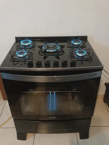 Vendo este fogão funcionando as bocas e o forno automático também conservado