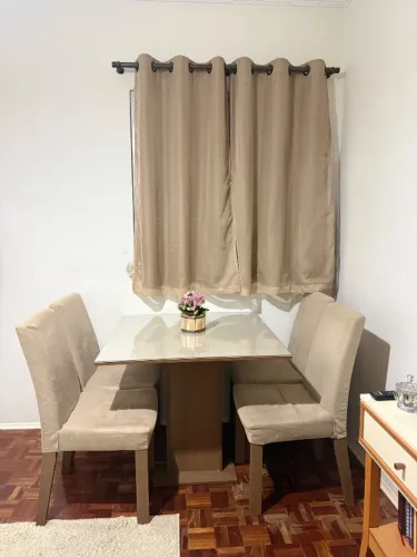 Mesa de jantar e sofá de canto seminovos