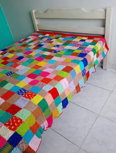 Colcha de crochê colorida em quadrados para cama de casal normal