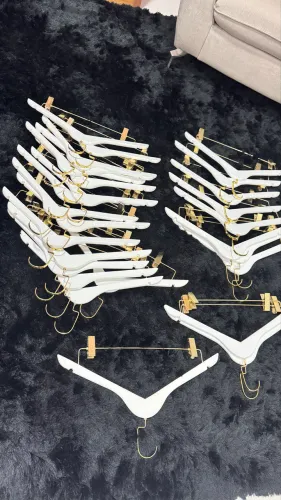 Vendo 47 cabides, em madeira , com presilhas em dourado.