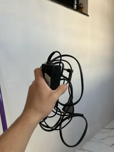 Carregador de notebook mais adaptadores