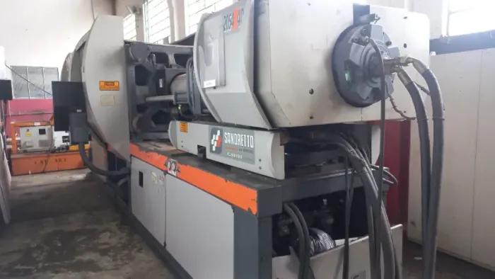 INJETORA DE PLASTICOS SANDRETTO UNO 400TONS