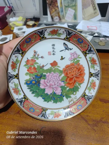Prato Decorativo de Porcelana Oriental.