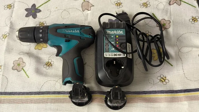 Parafusadeira Makita 12v com duas baterias 