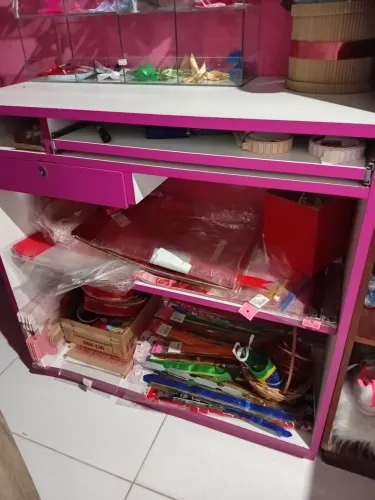 Balcão caixa com gaveta e vidro na frente