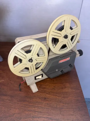 Projetor Vintage Super 8 Gioca - Peça de Coleção e Decoração