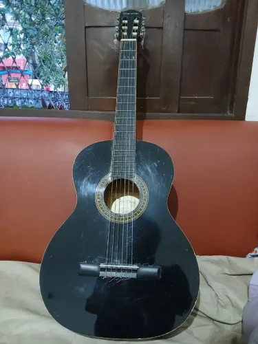 Vendo Violão Giannini 6 cordas. Ótimo estado.