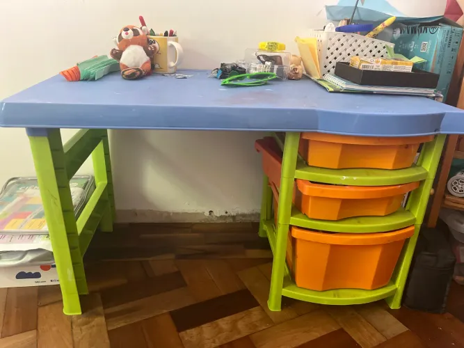 Mesa escrivaninha infantil plástico