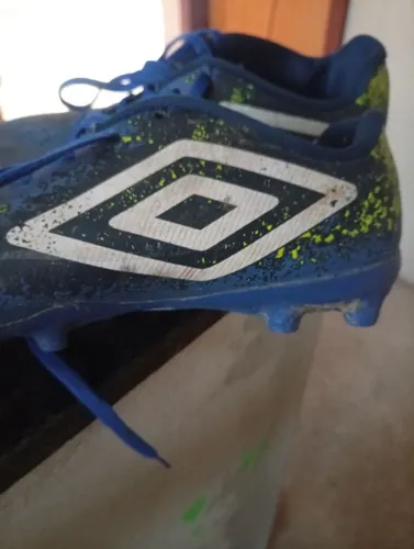 Chuteira umbro tamanho 41 excelente Estado