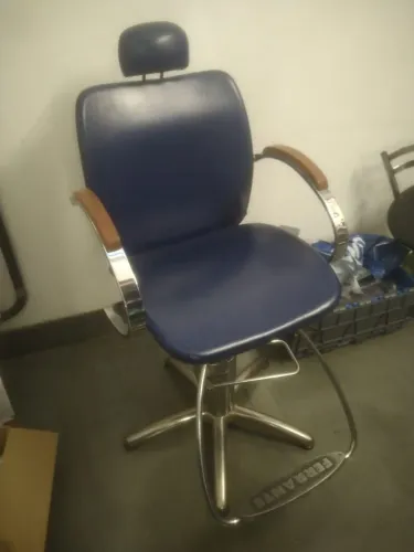 Cadeira de Cabeleireiro Hidráulica Reclinável Ferrante Profissional Base Cromada Azul