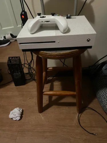 Xbox one s, 1 controle (outros jogos:Naruto shinobi striker,sonic forces e street fighter 