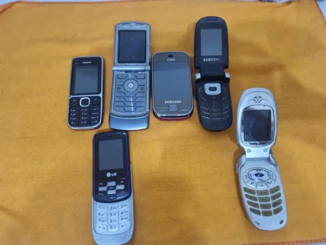Lote telefones antigos no estado