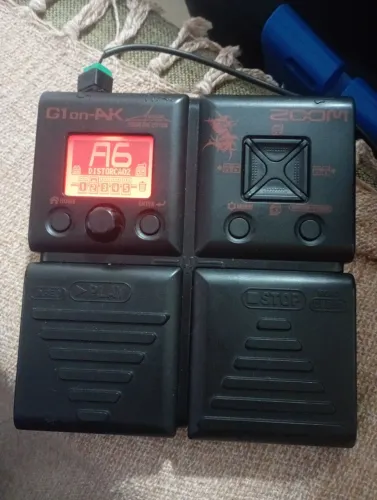 Pedaleira de Guitarra Zoom G1 on-AK