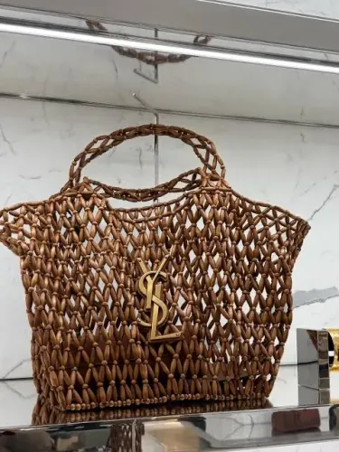 Bolsa Icare modelo Yves Saint Laurent italiana em contas de madeira 