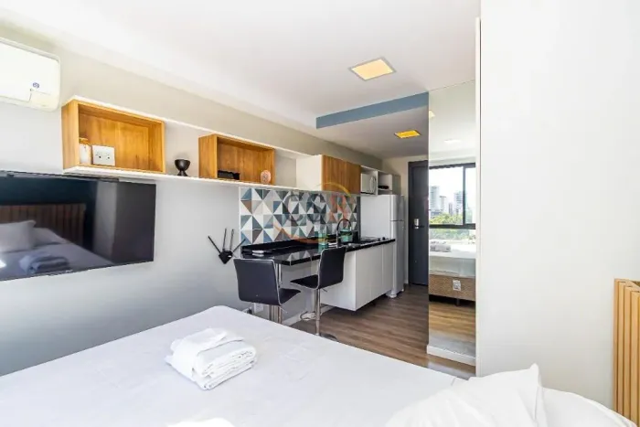 Studio mobiliado à venda no All You Need Centro Curitiba | Andar alto e pronto para Airbnb
