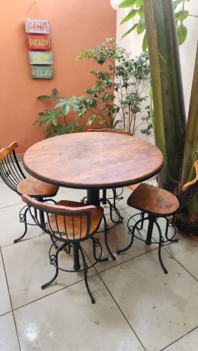Conjunto de mesa de demolição e ferro e 4 cadeiras 