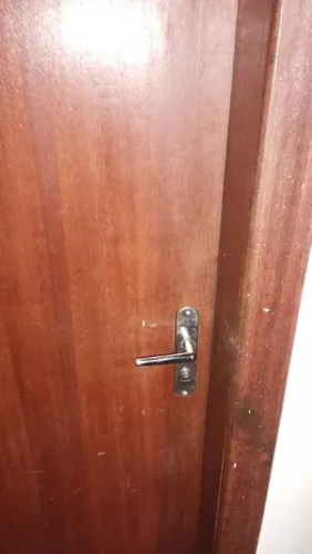 Vendo uma porta de quarto completa