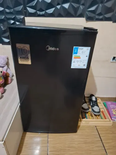 Frigobar midea 93 litros em excelente estado,