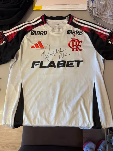 Camisa oficial do Flamengo Adidas, tamanho M, autografada por Ronaldinho Gaúcho.