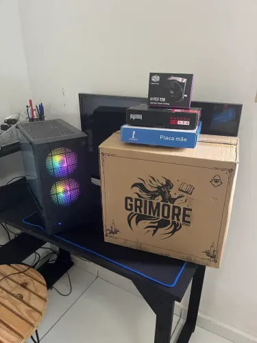 PC gamer completo com mesa e TV