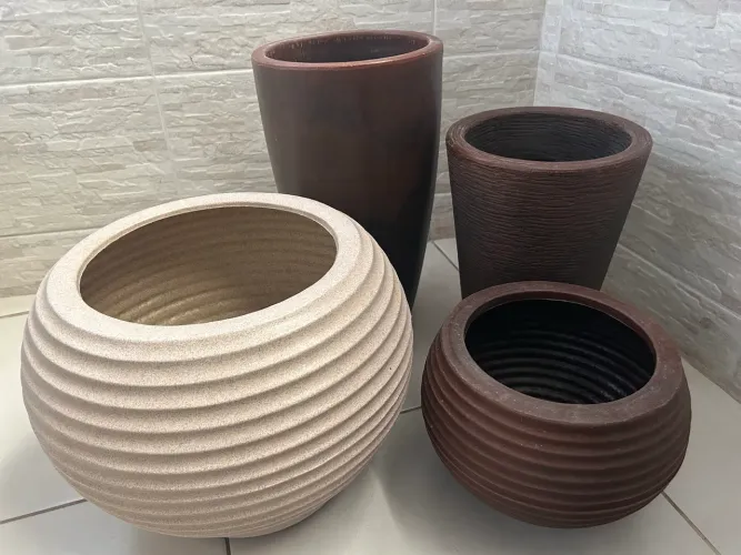 4 vasos de planta, usados, mas tds em ótimo estado de conservação.