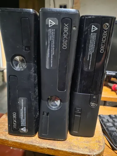 ?Lote 3 Consoles Xbox 360 (2 Slim / 1 Super Slim) - Com Defeito / Peças